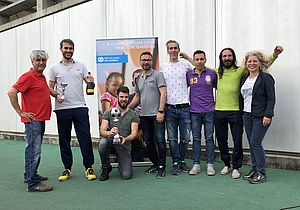 Konzentriert auf dem Feld, locker nach dem Spiel: Die erweiterte Mikron Mannschaft feiert ihren Pokal