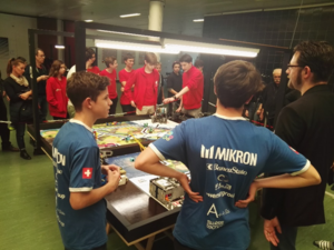 Gecoacht von Corrado Corsale, Robotik- und IT-Spezialist bei Mikron Machining in Agno, gewann das Team Smilebots die Schweizermeisterschaft. Zur Mannschaft der Smilebots gehören Damiano Colombo, Federico Corsale, Giacomo Togni, Matteo Siani, Pibo Botturi und Ruggero Domeniconi.